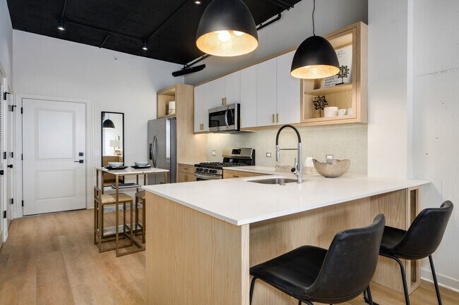 Building Photo - 2725 N Thatcher Ave