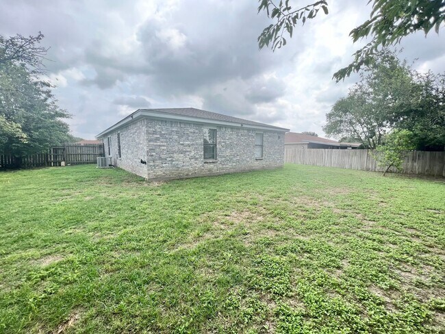 Building Photo - Modern Comfort in a Spacious 4BR Home