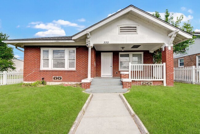 Building Photo - 3 Bed 2 Bath Fenced Home!