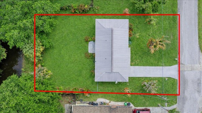 Building Photo - 841 NW Riverside Dr