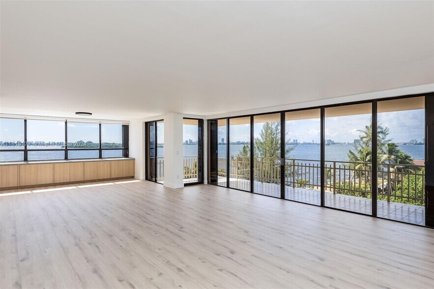 Building Photo - 11113 Biscayne Blvd