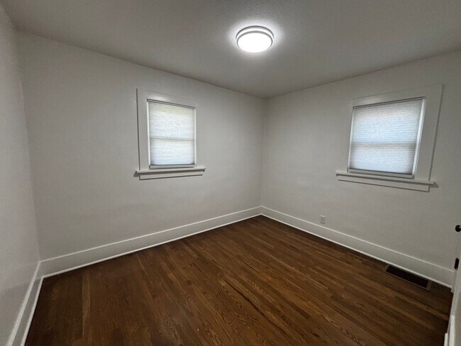 Building Photo - 1117 W 31st St