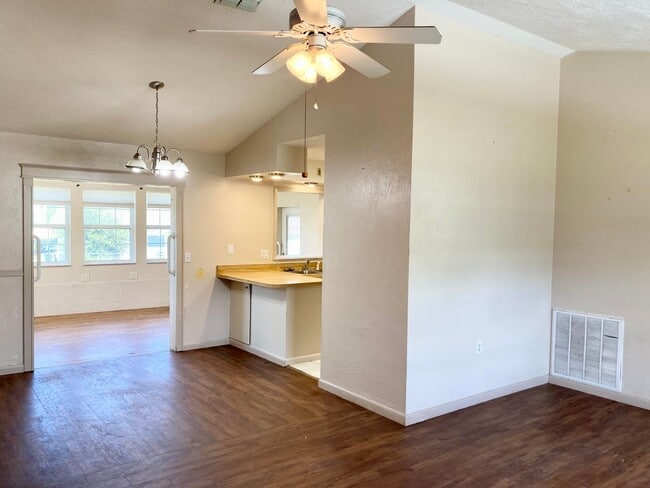 Building Photo - Available soon! 2 bedroom, 1.5 bath home w...