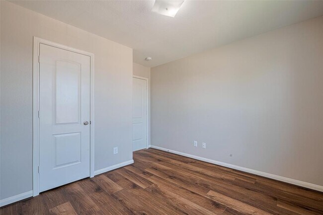 Building Photo - 5123 Oak Briar Ln