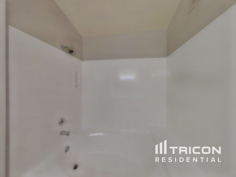 Building Photo - 6642 E Northridge St