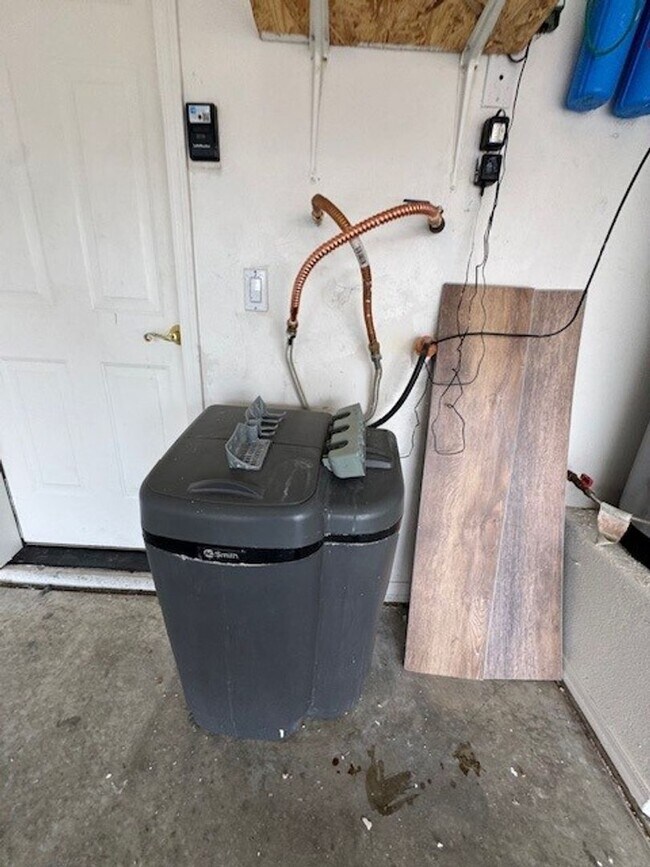 Building Photo - 3BR with SOLAR-NO Electric Bills! RV Gate & Parking, Bullhead Parkway