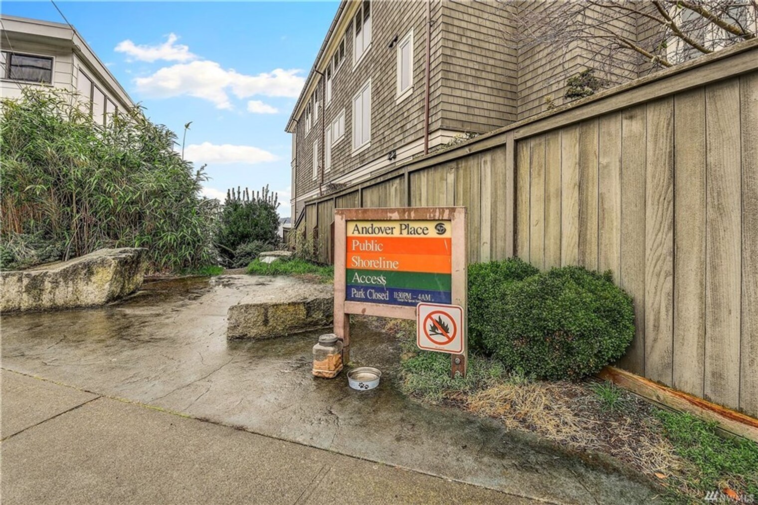 Building Photo - 4030 Beach Dr SW