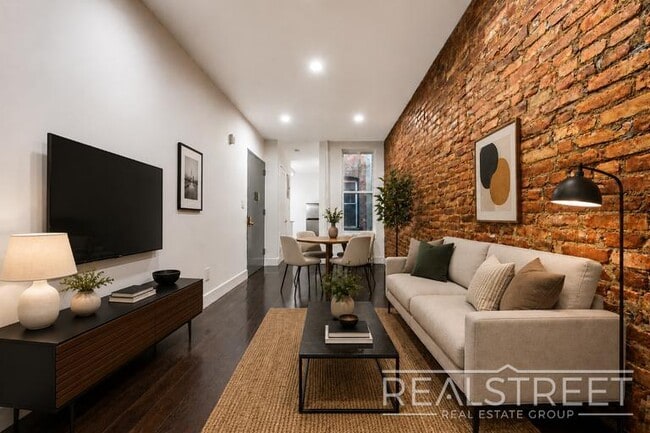 Building Photo - 471 Chauncey St