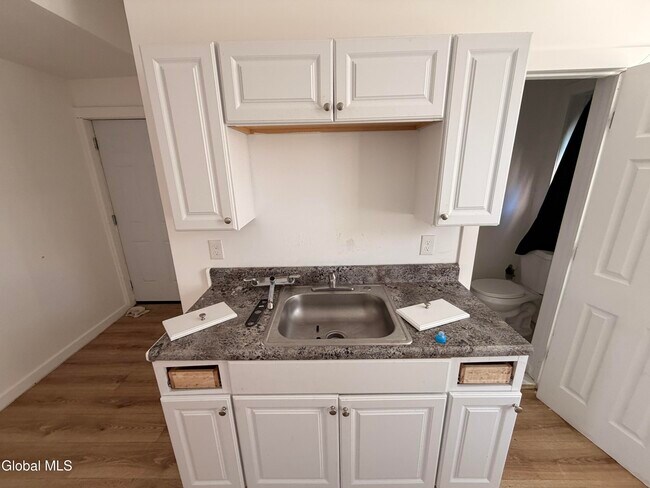 Building Photo - 8 Gardiner St