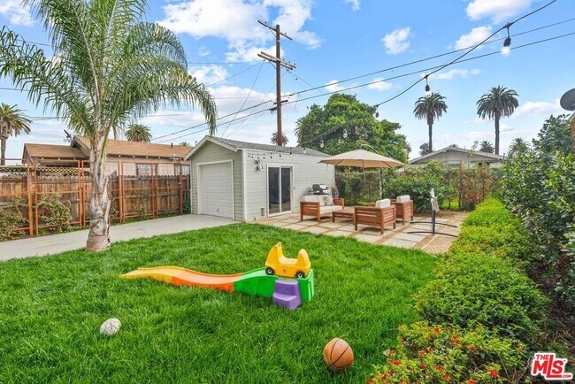 Building Photo - 1728 W 39th St