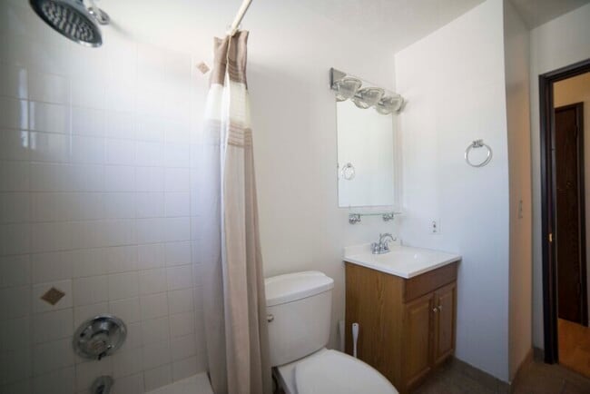 Building Photo - 536 Hyatt Ave