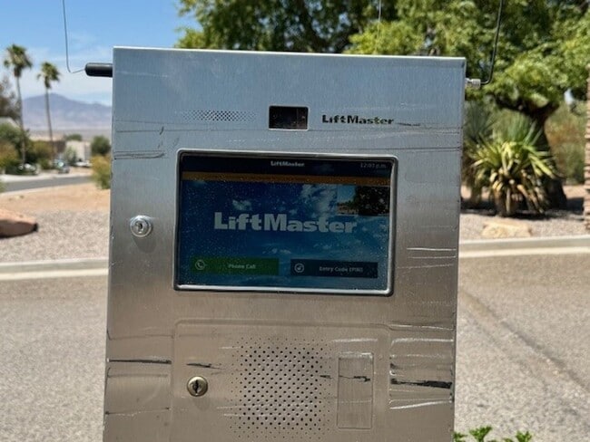 Building Photo - 3 BR 2BA Community with Gated entry, Near Rotary Park Sports fields and Colorado River Boat ramp/...