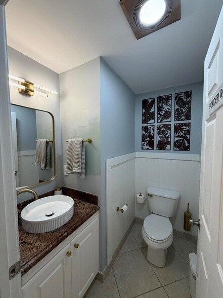 Building Photo - 6094 Oak Bluff Way