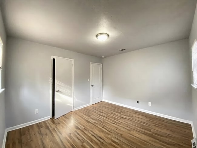 Building Photo - 533 Branham Ave SW