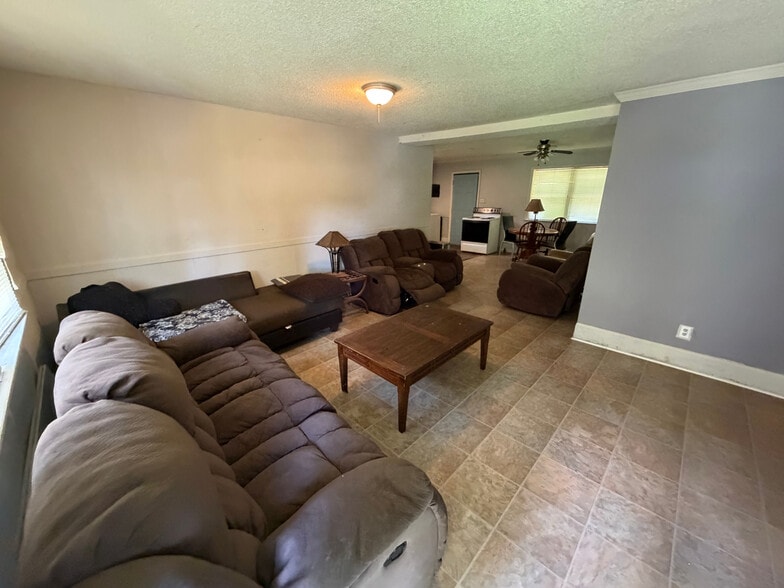 Building Photo - Room in House on Longleaf Dr