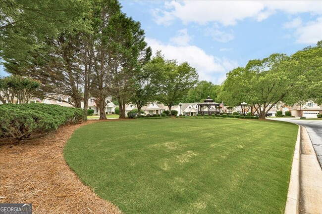 Building Photo - 1033 Pinehurst Dr