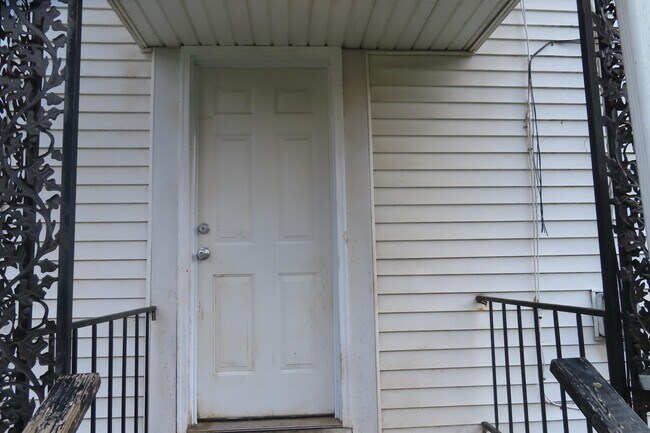 Building Photo - 806 E Deshler Ave