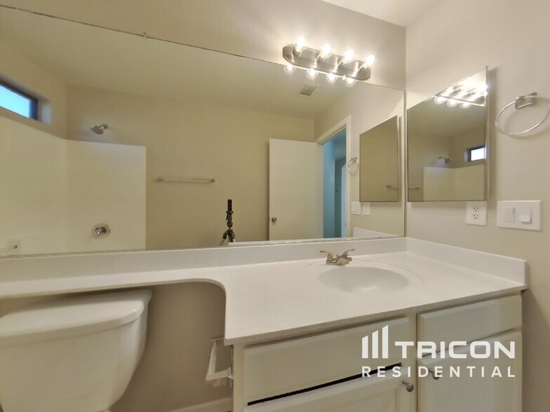 Building Photo - 8832 W Manzanita Dr