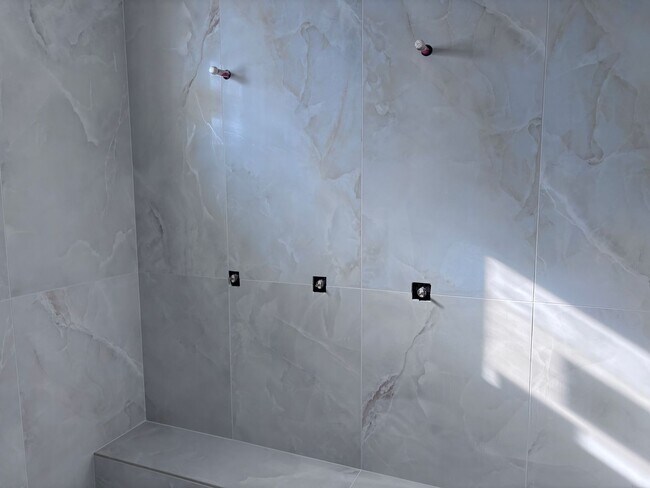 Building Photo - Gorgeous 7 bed 8 bath home with Swimming Pool and RV Garage