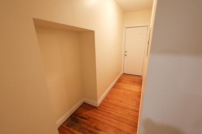 Building Photo - 32 Robinson St