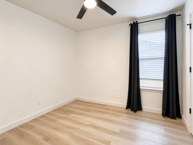 Building Photo - 4810 Stone Pointe Dr