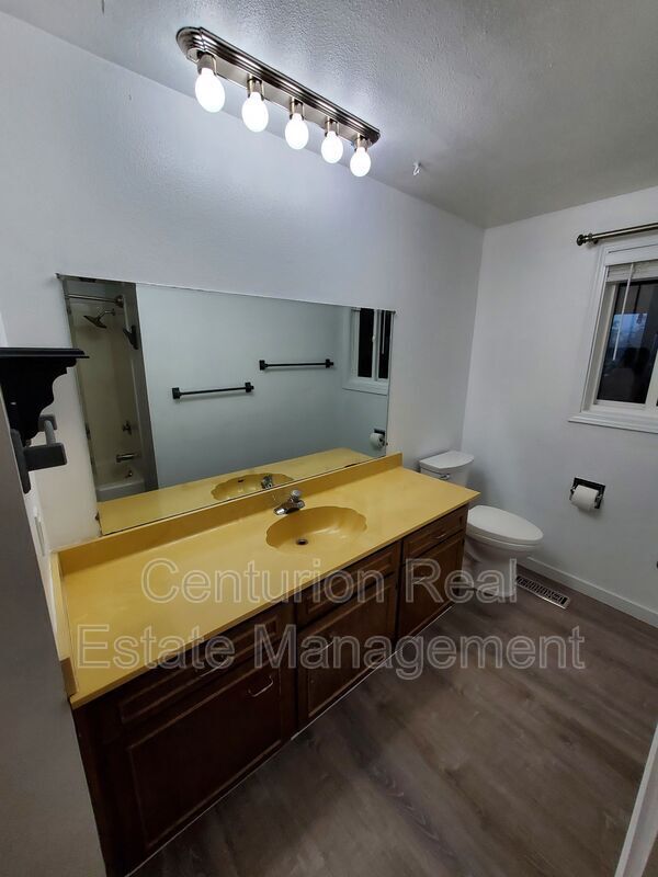 Building Photo - 869 Meadowlawn Dr SE