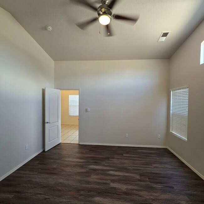Building Photo - 669 Sunny Meadows Dr