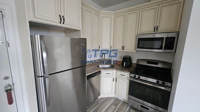 Building Photo - 575 55th St