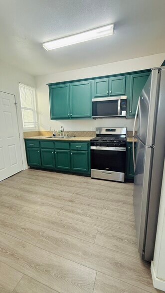 Building Photo - 4760 1/2 Lexington Ave