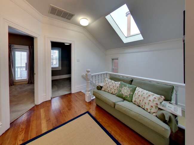 Building Photo - Luxury 5 Bed, 3.5 Bath Home in the Mission! Check out Virtual Tour!