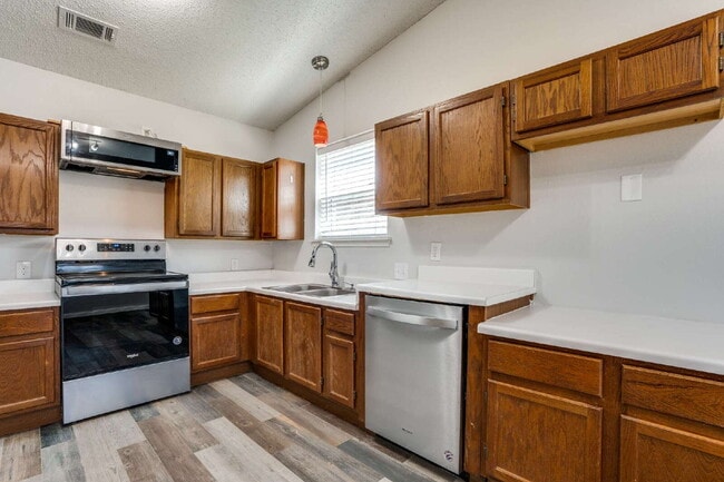 Building Photo - Beautiful Mansfield Home!