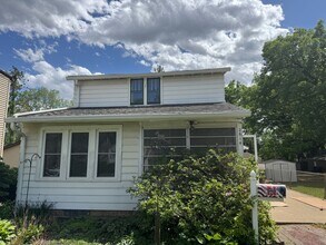 Building Photo - Charming 4 Bedroom Home in Convenient Rock Island Location