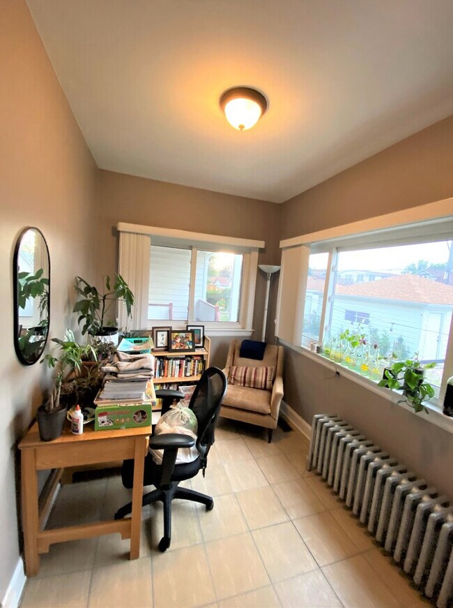 Building Photo - 5916 W Cornelia Ave