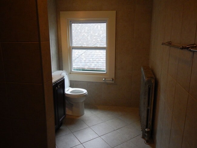 Building Photo - AVAILABLE 6/1/26 - Large House Available O...
