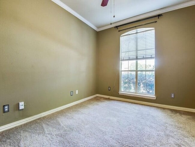 Building Photo - Gorgeous 1.5 story home with media equipment