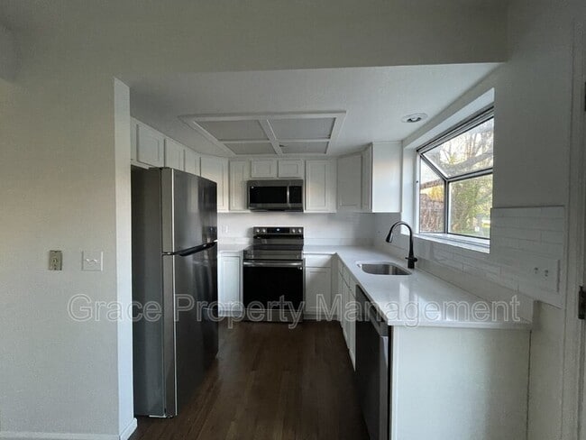 Building Photo - 2351 Ranch Dr
