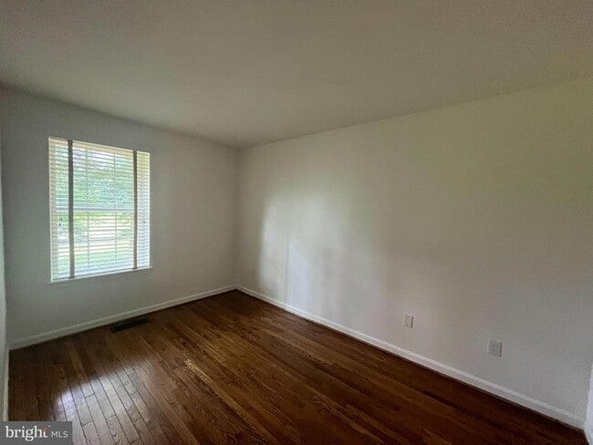 Building Photo - 2080 Golf Course Dr