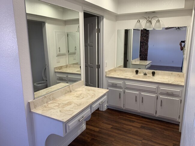 Building Photo - 9802 Mammoth Dr