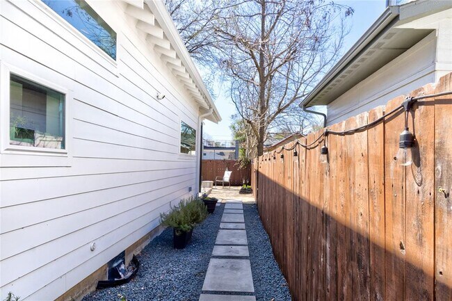 Building Photo - 2715 Zaragosa St