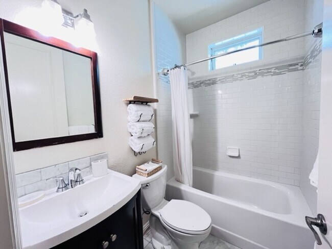 Building Photo - FURNISHED!!! Charming 2BD/1BA Single-Story...
