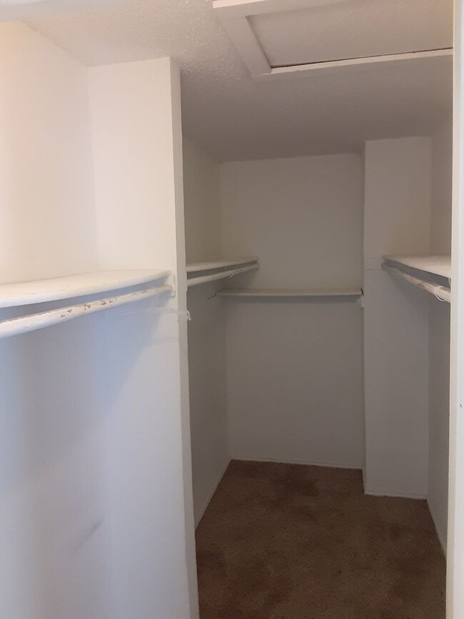 Building Photo - Ready to move in...
