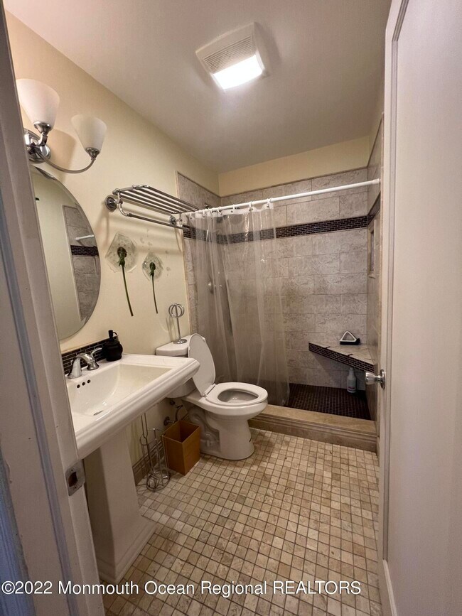 Building Photo - 451 Harnell Ave