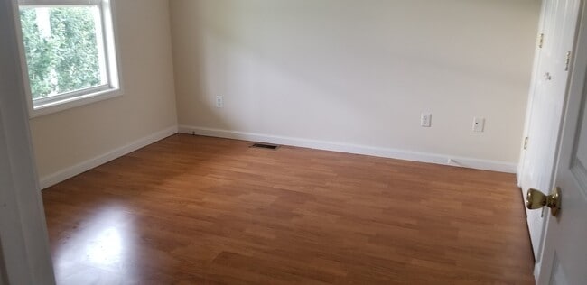 Building Photo - 3 Bedroom 2 Bath 1 Car Garage
