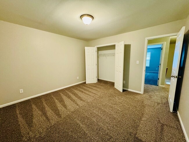 Building Photo - Move-in ready!