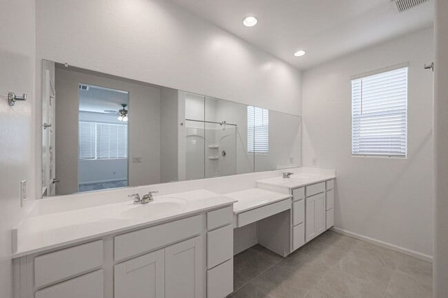 Building Photo - Alamar Living, 4 Bed, 3 Bath Rental!