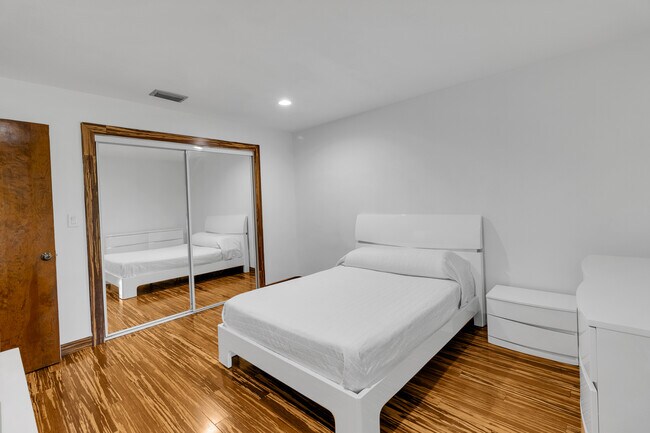 Building Photo - 13400 N Calusa Club Dr