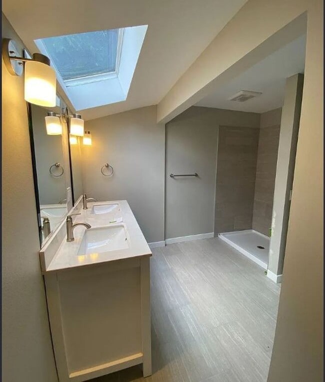 Building Photo - Two Stories of Comfort and Charm in Sudden Valley - Don't miss this 3bd/2b!!