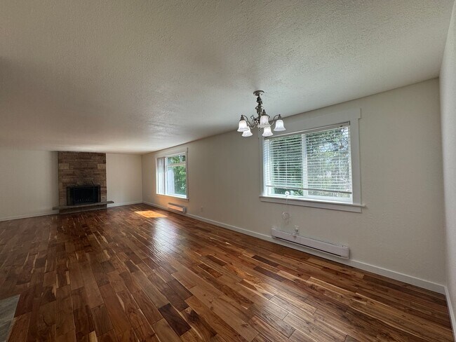 Building Photo - 2-Bedroom, 1-Bath Home with Spacious Layou...
