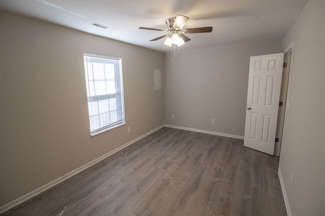 Building Photo - Affordable 3 Bedroom Duplex