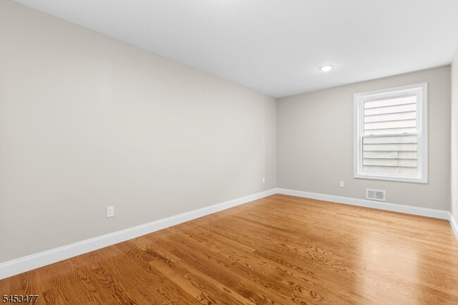 Building Photo - 806 2Nd Ave